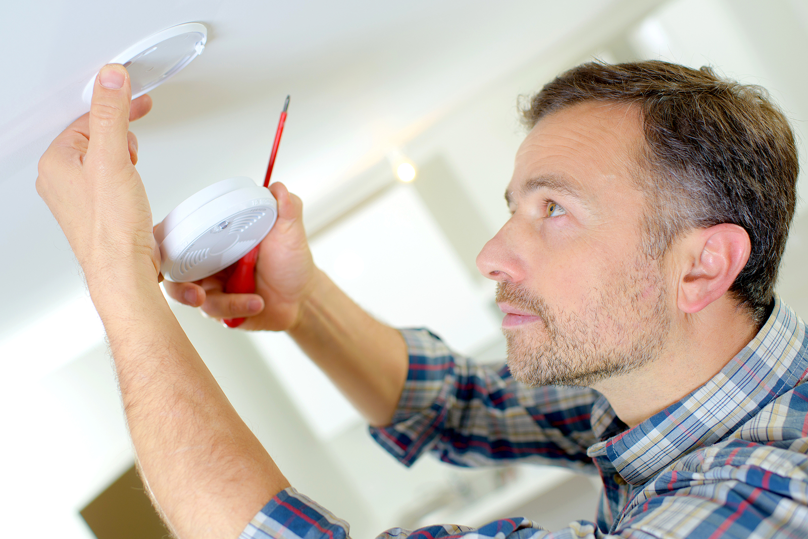 installing fire alarms - Installation of a smoke alarm